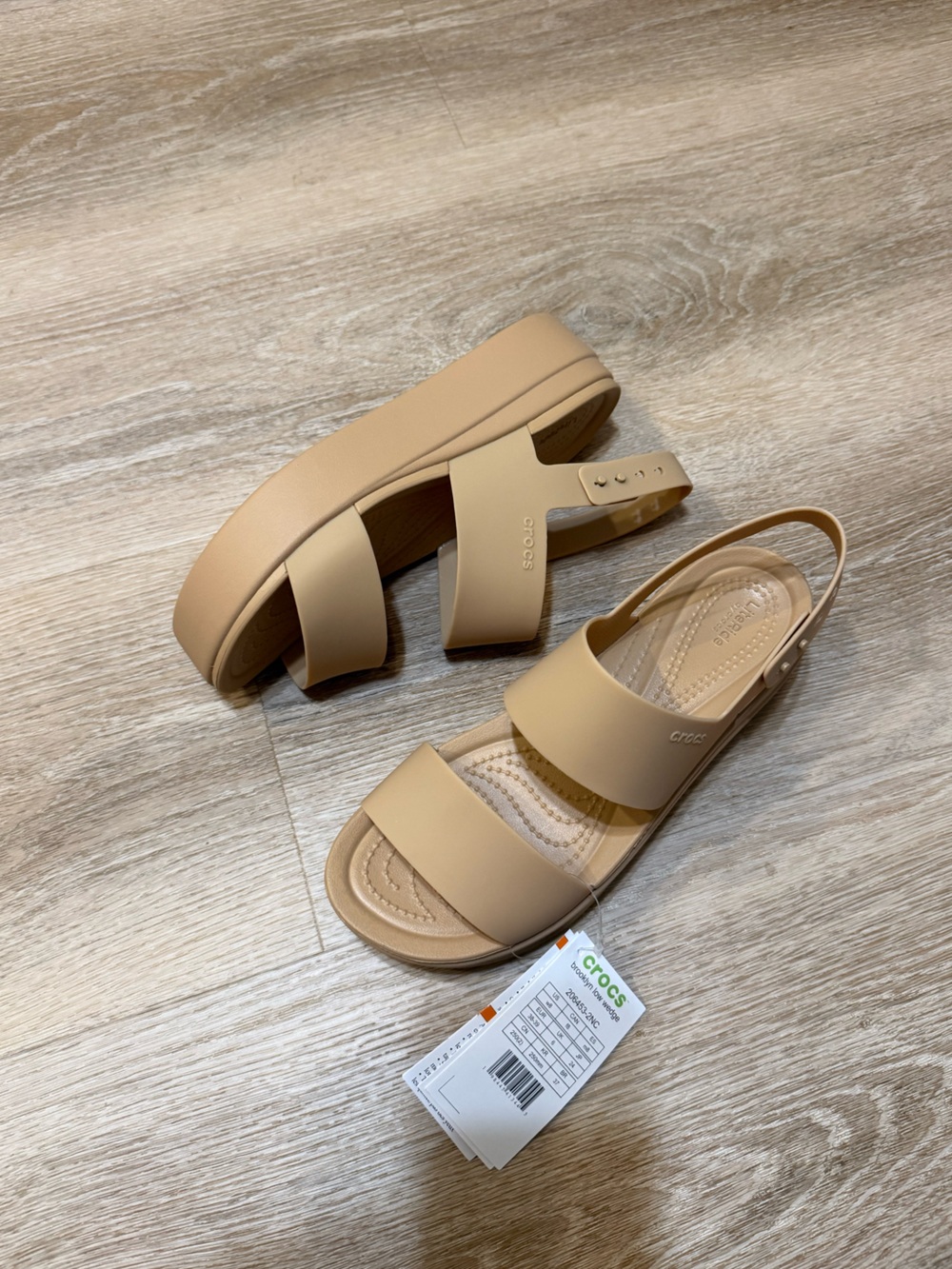 NWT Crocs Brooklyn Low Wedge Sandal Size 8 Cashew
